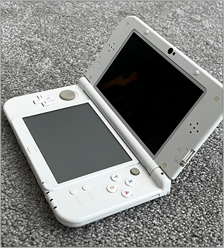 The 3/4 side view of 3DS